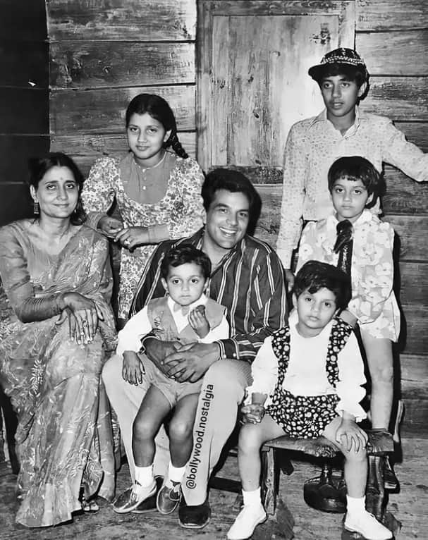 इस फोटो में धर्मेंद्र पूरी फैमिली के साथ दिख रहे हैं. धर्मेंद्र और प्रकाश के चार बच्चे सनी, बॉबी, अजीता और विजेता हैं. इस रेयर फोटो में प्रकाश भी कमाल लग रही हैं.