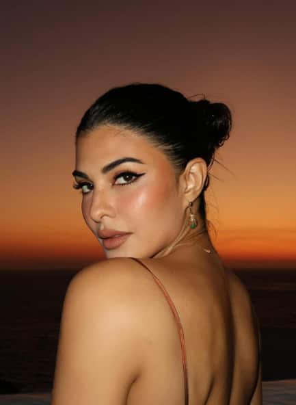 In Jacqueline photos, the beautiful makeup is also seen in the minimal makeup. In this photos, his eyes are injuring hearts.