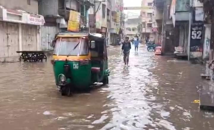 સૂત્રાપાડા સહિત ગીર સોમનાથના તમામ તાલુકાઓમાં છેલ્લા 24 કલાકમાં ધોધમાર વરસાદ વરસ્યો હતો. ગીર ગઢડામાં પાંચ, પાટણ-વેરાવળમાં છ, કોડીનારમાં 5 તો તાલાલા અને ઉનામાં અઢી-અઢી ઈંચ વરસાદ ખાબક્યો હતો. આજે પણ જિલ્લામાં વરસાદનું એલર્ટ અપાયું છે