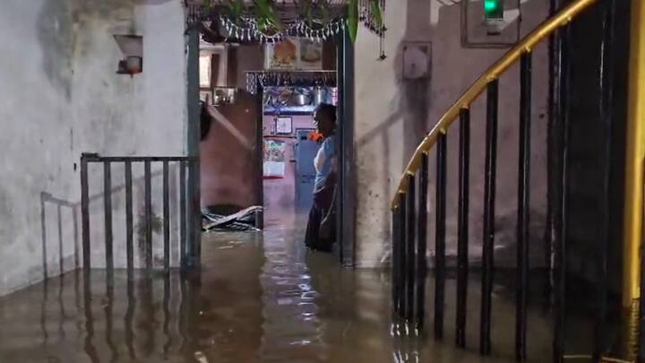 ગીર સોમનાથ તાલુકાના સૂત્રાપાડામાં ધોધમાર વરસાદ વરસ્યો હતો. વહેલી સવારે ચારથી છ વાગ્યા દરમિયાન એટલે કે બે જ કલાકમાં સાડા પાંચ ઈંચ વરસાદથી જળબંબાકારની સ્થિતિ સર્જાઈ હતી.