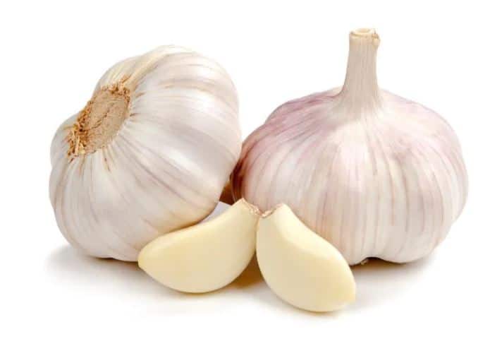 લસણ શરીરમાંથી ઝેરી તત્વો દૂર કરે છે. તે લીવરને સાફ કરે છે અને પાચનતંત્રને સ્વસ્થ રાખે છે. દરરોજ સવારે ખાલી પેટ લસણ ખાવાથી શરીર અંદરથી સાફ થાય છે.