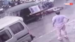 Video: नशे में धुत ऑटो ड्राइवर ने महिला पुलिसकर्मी को सड़क पर घसीटा, वीडियो देख उड़ जाएंगे होश