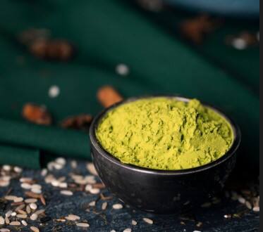 मेहंदी: मेहंदी बालों के लिए नेचुरल डाई का काम करती है. इसे दही या चाय की पत्ती के पानी में मिलाकर लगाने से बालों में खूबसूरत भूरा-काला रंग आता है और बाल चमकदार भी बनते हैं.