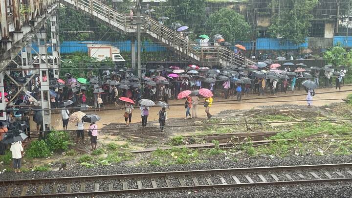 मुंबई आणि उपनगरात मुसळधार पाऊस सुरूये. सखल भागात पाणी साचण्यास सुरुवात झाली असून पावसामुळे पश्चिम, मध्य आणि हार्बर मार्गावरील लोकल वाहतूक मंदावली आहे.