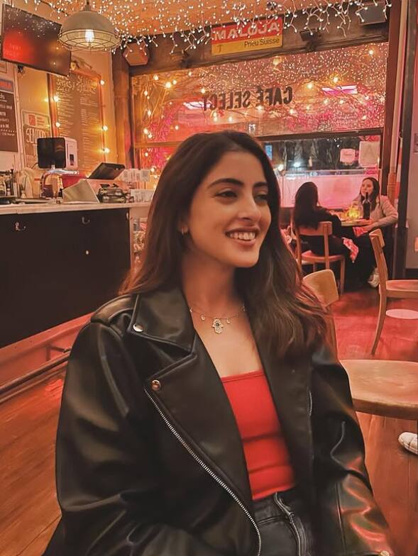 Navya's party looks are killer. In this look, she is seen wearing a red top and black leather jacket. Navya looks very beautiful.
