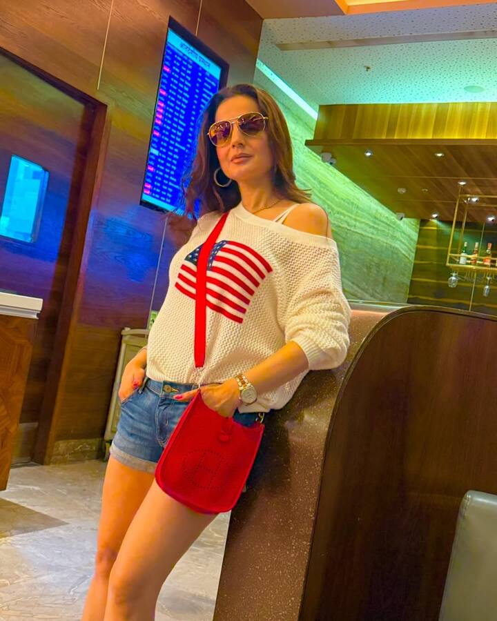 Amisha made her debut with Hrithik Roshan with her debut 2000 film 'Kaho Naa Pyaar Hai'. He has also given blockbast films like Gadar and Gadar 2 with Sunny Deol.