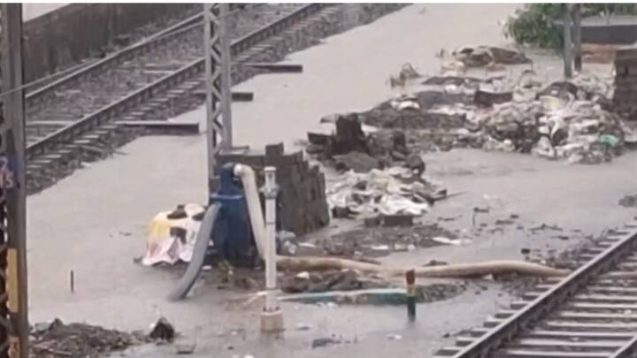 माटुंगा रेल्वे स्थानकाच्या परिसरात पाणी साचले आहे.