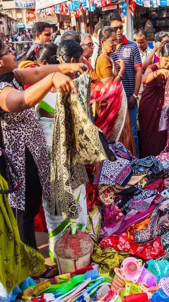 मुंबई के कुर्ला मार्केट में किलो के भाव बिकते हैं कपड़े, कीमत सुनकर चौंक जाएंगे