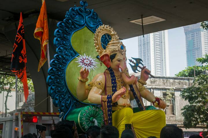 प्लास्टर ऑफ पॅरिस (POP) मूर्तीचे दुष्परिणाम  POP मूर्ती पाण्यात पूर्णपणे विरघळत नाहीत.