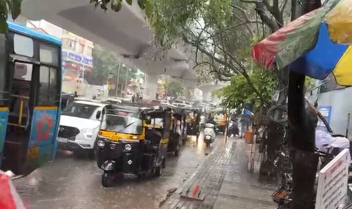 शहरातील वाहतुकीवरही पावसाचा मोठा परिणाम झाला आहे. सिंहगड रोड, कोथरूड, स्वारगेट, कात्रज आणि नगर रोड परिसरात पाणी साचल्याने वाहनांच्या लांबच लांब रांगा लागल्या.