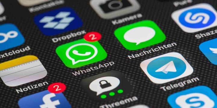इसी तरह, बैकअप पर ध्यान देना भी जरूरी है. अक्सर यह समझा जाता है कि WhatsApp चैट्स सुरक्षित हैं क्योंकि वे एंड-टू-एंड एन्क्रिप्टेड हैं लेकिन जब वही बैकअप क्लाउड में सेव होता है तो खतरा बना रहता है. यदि आप बैकअप्स पर भी एन्क्रिप्शन चालू कर दें और मजबूत पासवर्ड सेट करें तो कोई और आपकी पुरानी बातचीत तक नहीं पहुंच सकता.