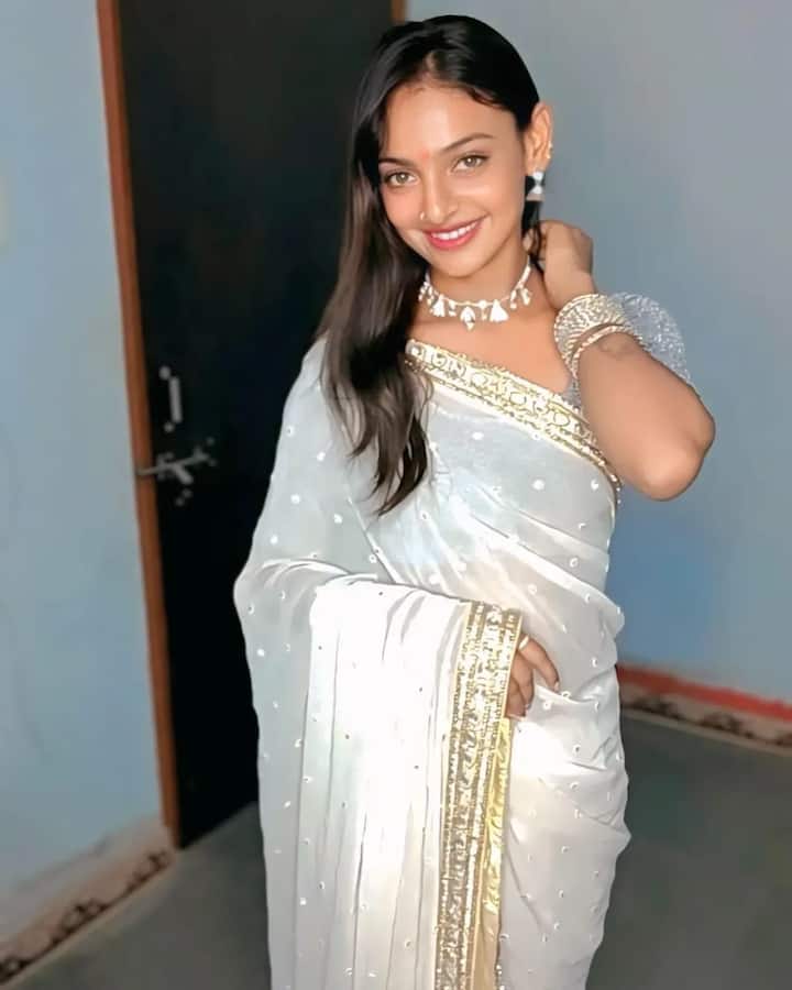 अब वो सोशल मीडिया पर भी काफी एक्टिव हैं और उनके तस्वीरें और वीडियोज पर भी लोग जमकर लाइक्स और कमेंट्स करते हैं.