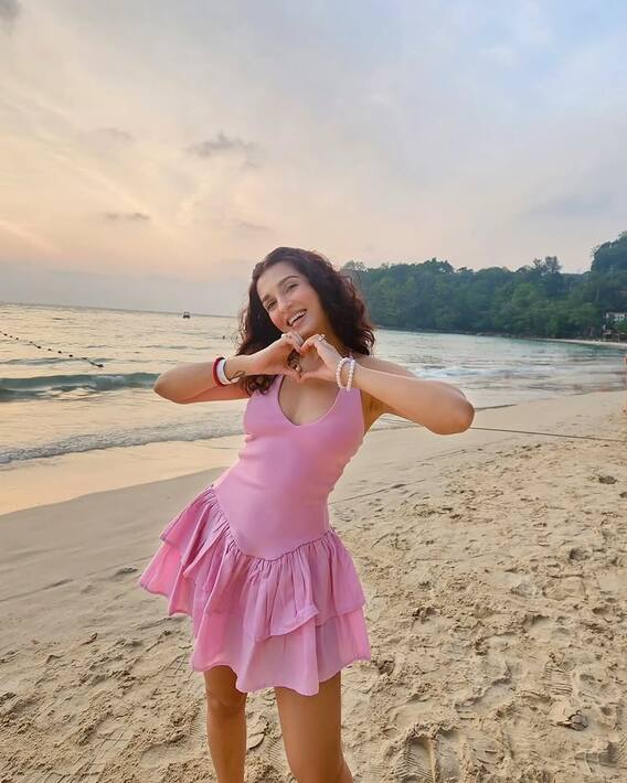 પિંક શોર્ટ ડ્રેસમાં શાઈનીનો ગ્લેમરસ અવતાર