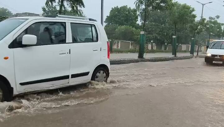 અમરેલી જિલ્લામાં ધોધમાર વરસાદથી જળબંબાકાર જેવી સ્થિતિ છે.  સાવરકુંડલા-મહુવા નેશનલ હાઈવે બંધ થયો છે. ડાયવર્ઝનની કામગીરીને પગલે પાણી ફરી વળ્યા છે.  સાવરકુંડલા-મહુવા હાઈવે બંધ થતા વાહન ચાલકો અટવાયા હતા.