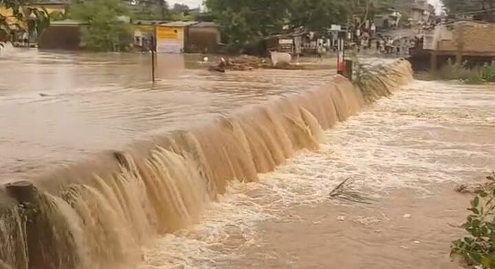 જૂનાગઢના મેંદરડામાં આભ ફાટ્યું હતું. મેંદરડા તાલુકામાં 10 ઈંચ વરસાદ ખાબક્યો હતો. મેંદરડા તાલુકાની તમામ સ્કૂલોમાં રજા જાહેર કરાઈ હતી. 10 ઈંચ વરસાદથી મેંદરડામાં જળબંબાકારની સ્થિતિ પેદા થઈ ગઇ હતી. મૂશળધાર વરસાદથી મેંદરડામાં નદી-નાળા છલકાયા હતા.