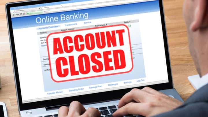 బ్యాంకు ఖాతాను మూసివేసేటప్పుడు ఈ విషయాలను దృష్టిలో ఉంచుకోకపోతే.. భవిష్యత్తులో మీరు ఆర్థిక నష్టాన్ని చవిచూడవలసి రావచ్చు. అందువల్ల ముందే అవసరమైన ప్రక్రియను అర్థం చేసుకోవాలంటున్నారు నిపుణులు.