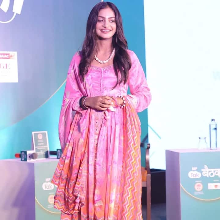 हम बात कर रहे हैं मोनालिसा भोंसले की. उन्हें अब महाकुंभ वायरल गर्ल के नाम से भी जाना जाता है. दरअसल मोनालिसा ने कुंभ के मेले में अपनी खूबसूरत आंखों और मासूमियत से सभी को अपना दीवाना बना लिया था.