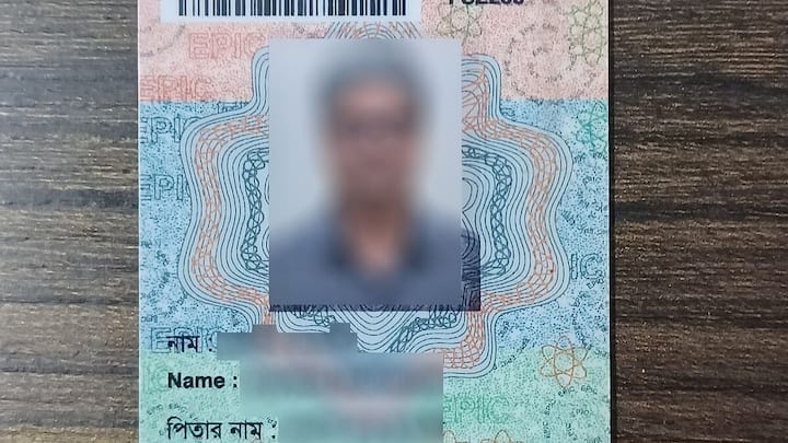 कई लोग यह सोचकर बात को हल्के में ले लेते हैं कि वोटर कार्ड है तो सब ठीक है. लेकिन असली मान्यता वोटर लिस्ट में दर्ज नाम की होती है. कार्ड होना अलग बात है. लेकिन लिस्ट से नाम कट जाना पूरी तरह अलग मामला है. यही वजह है कि चेक करना हमेशा जरूरी है.