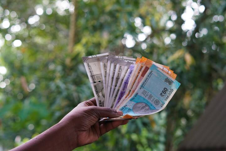 घरातील पैशांचा कपाट नेहमी दक्षिण-पश्चिम कोपऱ्यात ठेवावं.