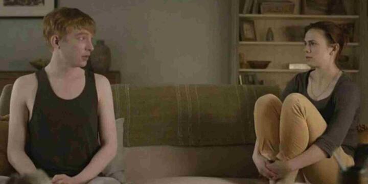 कंपनी का तर्क है कि उनका मकसद सिर्फ लोगों को अपने खोए हुए प्रियजनों से भावनात्मक रूप से जुड़ने का अवसर देना है. लेकिन एक्सपर्ट्स मानते हैं कि यह लोगों की भावनाओं का इस्तेमाल करने जैसा है. कई मनोवैज्ञानिकों का कहना है कि लंबे समय में यह तकनीक मानसिक अस्थिरता को बढ़ावा दे सकती है और लोग फिक्शनल दुनिया को ही हकीकत मानने लगेंगे.