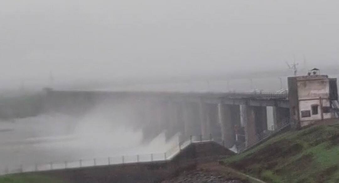 Amreli Heavy Rainfall News authority open 10 gates of dhatarwadi dam 2 nearby villages on alert monsoon 2025 Rain: રાજુલાનો ધાતરવડી ડેમ-2 ઓવરફ્લો, દરવાજા ખોલી પાણી છોડાયુ, નીચાણવાળા વિસ્તારો એલર્ટ પર