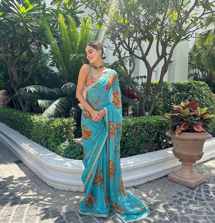 In this traditional look of Ananya, she is wearing a blue color floral saree, which she has paired with a matching blouse. To complete the look, he has made a sleek in which he has styled Gajra. Together, a bran is making this look quite beautiful.
