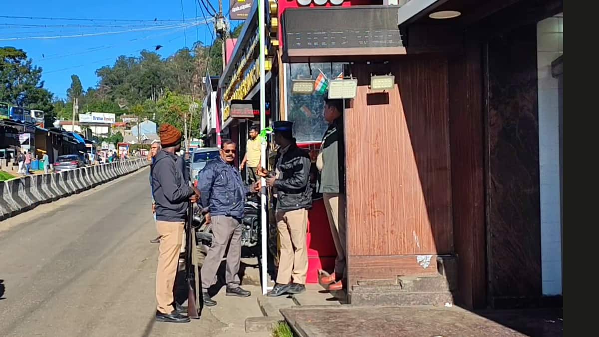 ராமலிங்கம் படுகொலை: NIA அதிரடி சோதனை! திண்டுக்கல்லில் SDPI பிரமுகர் வீட்டில் செல்போன், அடையாள அட்டை பறிமுதல்!