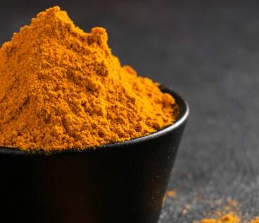 खुशबू और स्वाद से पहचान: असली हल्दी में हल्की मिट्टी जैसी प्राकृतिक खुशबू होती है और इसका स्वाद थोड़ा कड़वा होता है. जबकि नकली हल्दी में तेज महक आ सकती है.