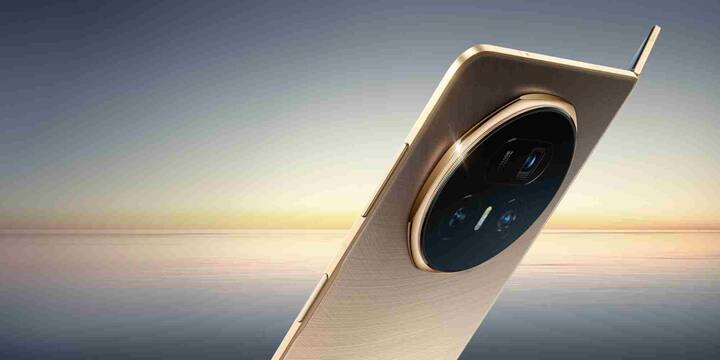 गिनीज वर्ल्ड रिकॉर्ड की जज एमा ब्रेन ने ऐलान किया – “The heaviest weight lifted by a suspended foldable smartphone is 104 kgs, and it was achieved by HONOR International FZCO (UAE), in Dubai, United Arab Emirates, on 1 August 2025.”