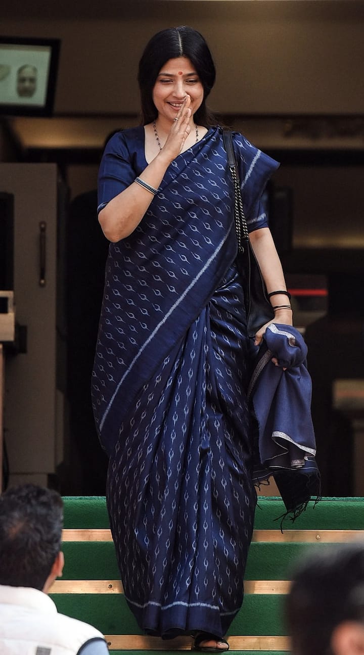 Dimple Yadav Bala's beauty is seen in this blue color cotton printed saree. The smile of his face with a red bindi on the forehead is adding beauty to his beauty.