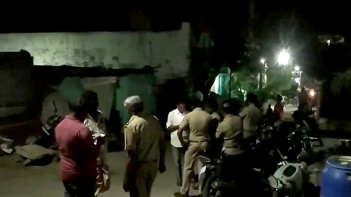 கம்பம்: வீட்டில் நாட்டு வெடிகுண்டு வெடித்து சிறுவர்கள் படுகாயம்! அதிர்ச்சியில் மக்கள், காரணம் என்ன?