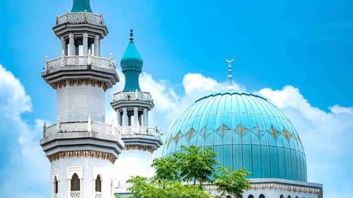 Earlier, in Terenganu state, only three consecutive people were punished for not offering prayers. That is, if a person does not go to the mosque for three consecutive times, then he was considered a criminal, but after the new amendment, he would be punished even after not reciting Namaz.