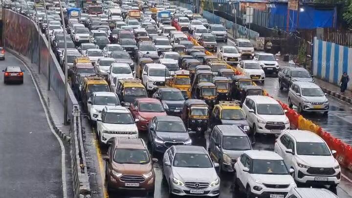 Mumbai Traffic Update : मुंबईच्या पश्चिम उपनगरात आज सकाळपासून सुरू असलेला मुसळधार पावसामुळे पश्चिम द्रुतगती महामार्गावर मोठी वाहतूक कोंडी निर्माण झाली आहे.
