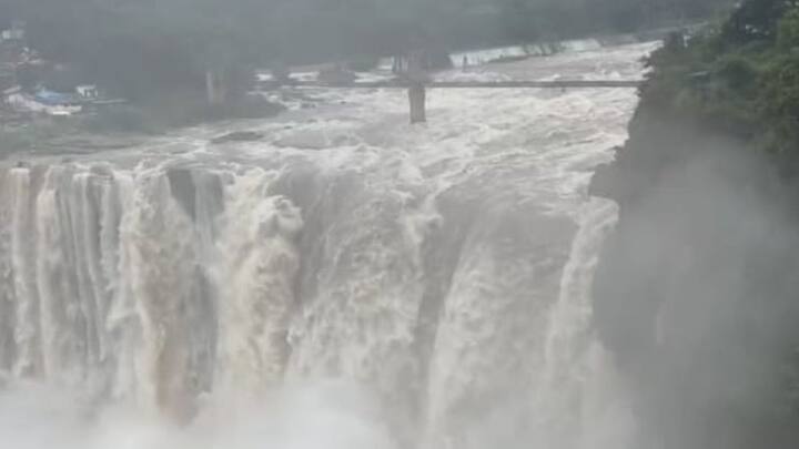 6 किमी अंतरावर असलेल्या गोकाक शहरात बजेट हॉटेल्स आहेत. बेळगाव शहरात हॉटेलचे अधिक पर्याय आहेत.