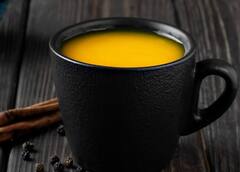 कहीं थाली में तो परोस नहीं रहे पीली जहर! घर पर ऐसे पहचानें नकली हल्दी