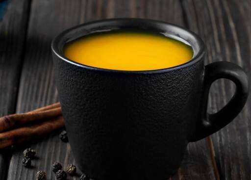 पानी टेस्ट से पहचान: एक गिलास पानी में हल्दी पाउडर डालकर थोड़ी देर छोड़ दें. अगर हल्दी नीचे बैठ जाए और ऊपर से पानी साफ रहे, तो वह असली है. लेकिन अगर पानी का रंग ज्यादा गहरा हो जाए, तो समझ लीजिए उसमें मिलावट है.