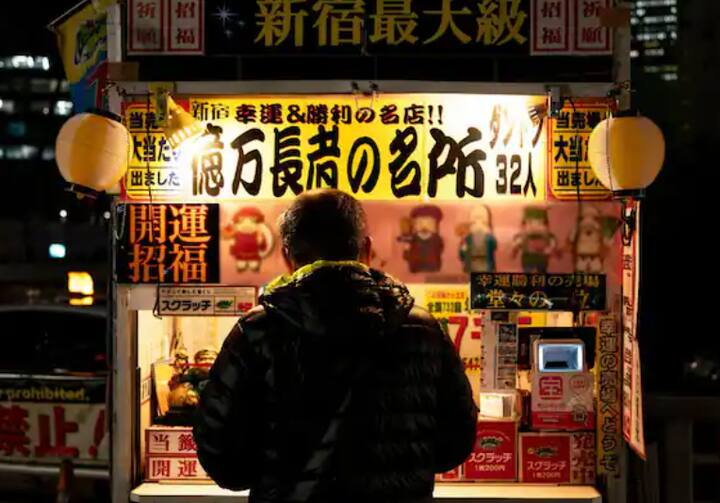 ਜਪਾਨ ਦੇ ਸਟ੍ਰੀਟ ਫੂਡ ਅਤੇ ਸੁਵਿਧਾ ਸਟੋਰ ਭਾਰਤੀ ਯਾਤਰੀਆਂ ਲਈ ਬਜਟ-ਅਨੁਕੂਲ ਵਿਕਲਪ ਹਨ। ਇੱਥੇ ਇੱਕ ਬਜਟ ਭੋਜਨ ਦੀ ਕੀਮਤ 500 ਰੁਪਏ ਤੋਂ 1,500 ਰੁਪਏ ਦੇ ਵਿਚਕਾਰ ਹੋ ਸਕਦੀ ਹੈ।