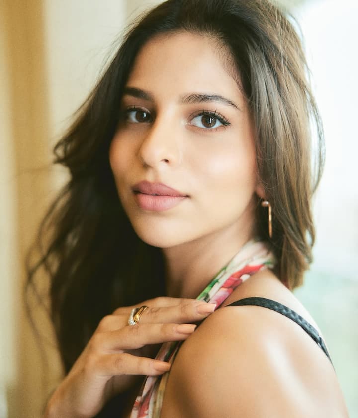 स्टेटमेंट अक्सेसरीज के साथ उन्होंने अपना लुक पूरा किया है. इस पोस्ट को शेयर करते हुए सुहाना खान ने कैप्शन में भाई आर्यन खान को चीयर करते हुए लिखा- 'बड़े भाई का बड़ा दिन है.'