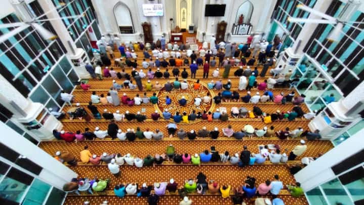 During the tenure of Prime Minister Anwar Ibrahim, there is talk of increasing religious conservatism in Malaysia. Recently, a mosque was built in a place by demolishing a centuries -old temple, which was inaugurated by Anwar himself. Terenganu's new law is believed to be a symbol of the fact that Malaysia is gradually leaning towards religious fundamentalism.