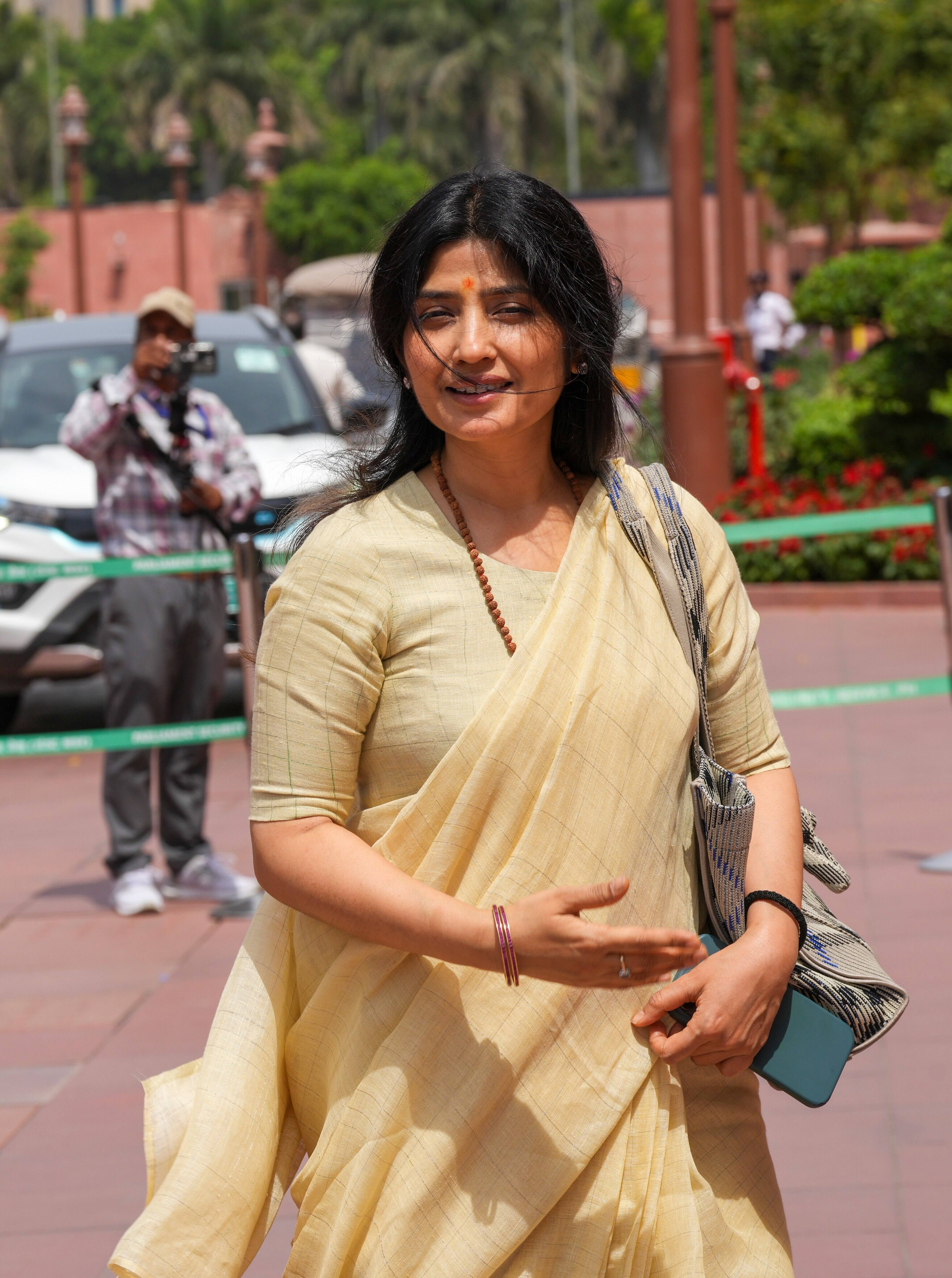 In this photo too, Dimple Yadav is seen wearing a cotton saree. She looks quite beautiful wearing open hair, dot on the forehead and Rudraksha garland around the neck.