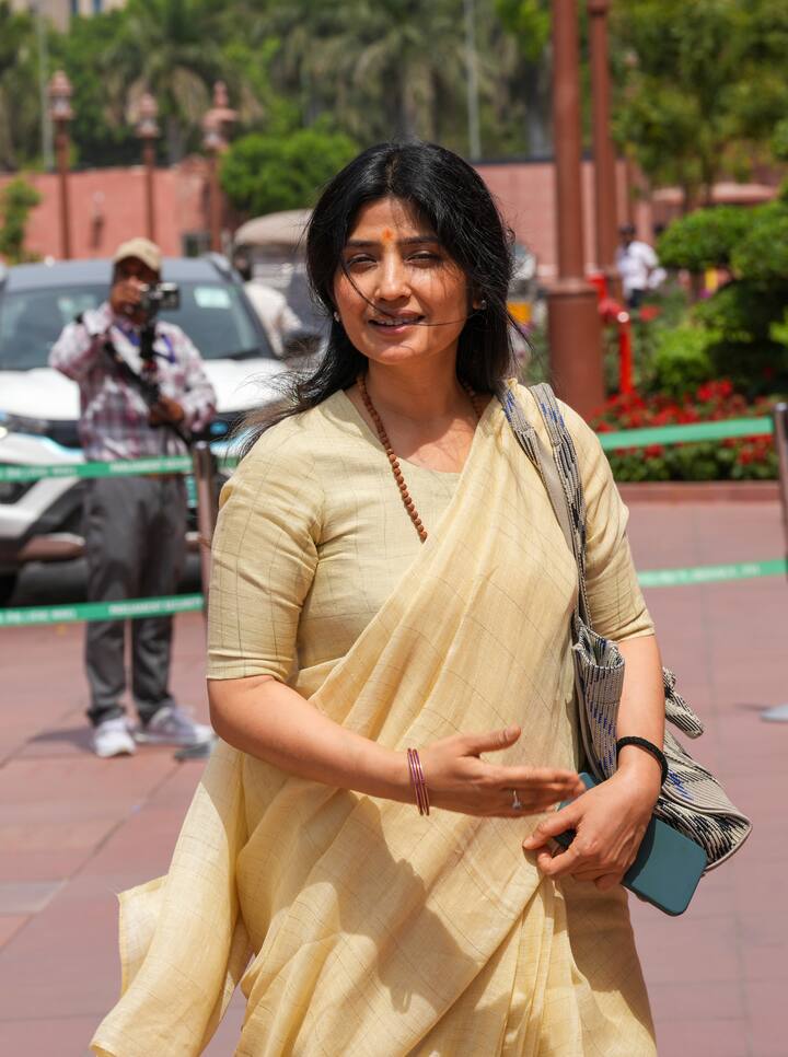 In this photo too, Dimple Yadav is seen wearing a cotton saree. She looks quite beautiful wearing open hair, dot on the forehead and Rudraksha garland around the neck.