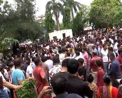 Ahmedabad: અમદાવાદની સ્કૂલમાં વિદ્યાર્થીની હત્યા બાદ ભારેલો અગ્નિ, ટોળાએ પ્રિન્સિપાલ- સ્ટાફ સાથે કરી મારામારી