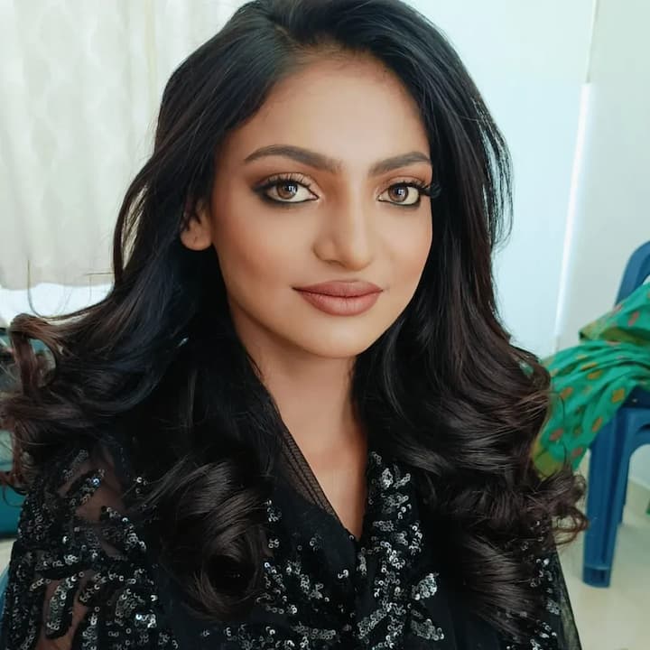 सोशल मीडिया सेंसेशन बन अब वो जल्द ही बॉलीवुड में अपना पहला कदम भी रखने वाली हैं. उनकी मासूमियत और कजरारी आंखें ही उन्हें बॉलीवुड के करीब खींच लाई है.