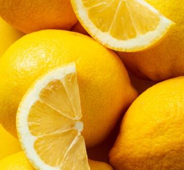 नींबू टेस्ट: हल्दी पाउडर में नींबू की कुछ बूंदें डालें. अगर झाग या बुलबुले बनने लगें, तो उसमें मिलावट पक्की है. असली हल्दी पर नींबू का असर नहीं होता.