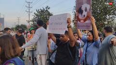 ग्रेटर नोएडा में गौर सिटी मॉल के बाहर डॉग लवर्स का जोरदार प्रदर्शन, लगाए नारे