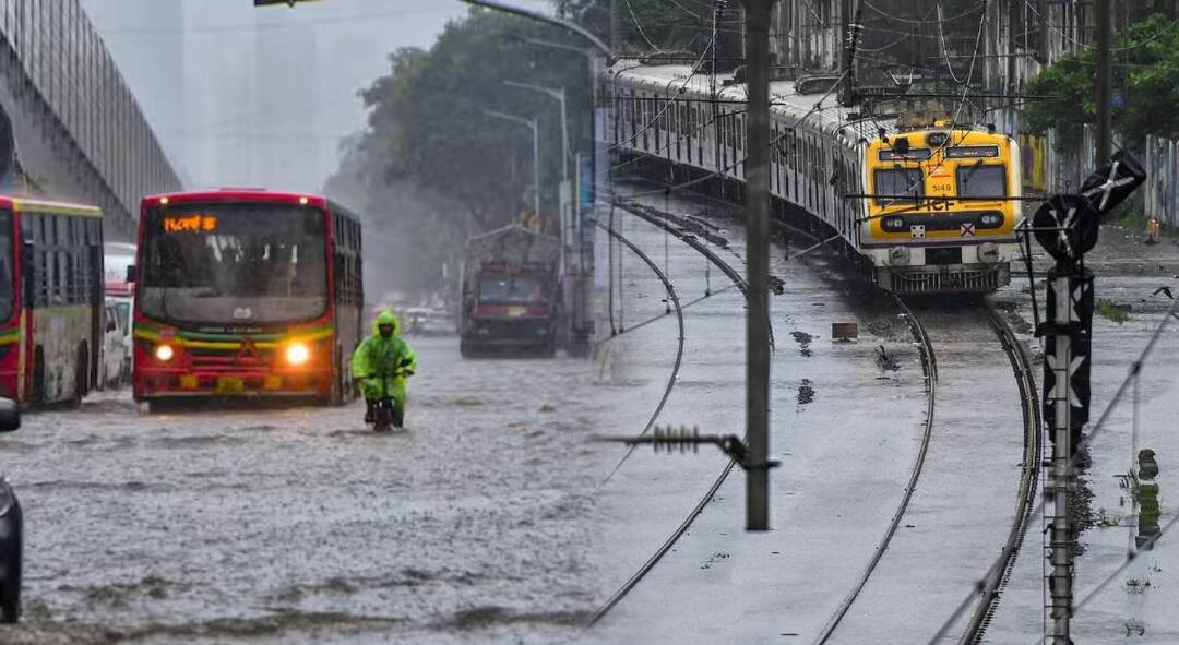 Mumbai Rain Update: मुंबईकरांनो सावधान! लोकल ट्रेनची वाहतूक विस्कळीतच, हवामान विभागाकडून ऑरेंज अलर्ट, पाहा सर्व अपडेट्स Mumbai Rain Update Local train traffic disrupted many Local trains cancelled imd forcast orange alert from Meteorological Department see all rain updates in marathi Mumbai Rain Update: मुंबईकरांनो सावधान! लोकल ट्रेनची वाहतूक विस्कळीतच, हवामान विभागाकडून ऑरेंज अलर्ट, पाहा सर्व अपडेट्स
