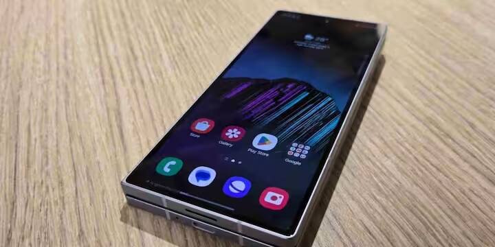 આ ફોનમાં ગેલેક્સી માટે સ્નેપડ્રેગન 8 એલીટ ચિપસેટ છે જે હેવી ગેમિંગ, મલ્ટીટાસ્કીંગ અને 5G કનેક્ટિવિટી માટે અત્યંત ઝડપી અને સરળ કામગીરી પ્રદાન કરે છે. કેમેરાની વાત કરીએ તો, ગેલેક્સી Z ફોલ્ડ 7 ખૂબ શક્તિશાળી છે. તેમાં 200MP પ્રાઇમરી કેમેરા સાથે 12MP અલ્ટ્રા-વાઇડ લેન્સ અને 10MP 3x ટેલિફોટો કેમેરા છે. સેલ્ફી અને વિડીયો કોલિંગ માટે બે 10MP ફ્રન્ટ કેમેરા પણ છે. આ સેટઅપ ઉચ્ચ ગુણવત્તાવાળી ફોટોગ્રાફી અને 4K વિડીયોગ્રાફી માટે ઉત્તમ સાબિત થઈ શકે છે.