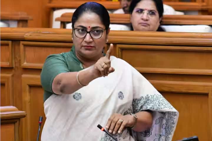 दिल्ली कॅबिनेटचे मंत्री मुख्यमंत्री रेखा गुप्ता यांना भेटण्यासाठी रवाना झाले आहेत. रेखा गुप्ता यांच्या प्रकृतीची विचारपूस करण्यासाठी सर्वजण मुख्यमंत्र्यांच्या निवासस्थानी पोहोचत आहेत.