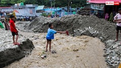 जम्मू-कश्मीर में भारी बारिश से बाढ़ और भूस्खलन, मुगल रोड समेत कई रास्ते बंद, अलर्ट जारी