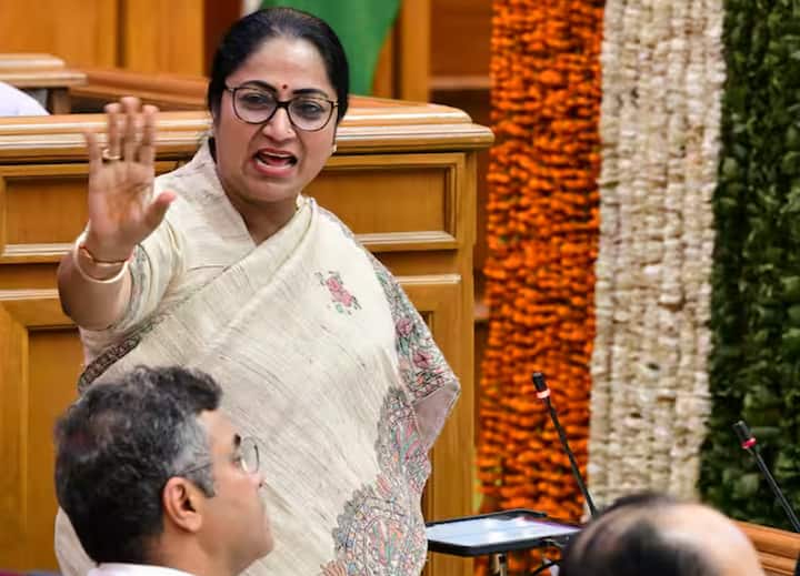 दिल्लीतील जनसुनावणी दरम्यान मुख्यमंत्री रेखा गुप्ता यांच्यावर हल्ला झाला. एक व्यक्ती त्यांच्याकडे येऊन कागदपत्रं ठेवताच अचानक त्यांच्या हाताला धरून केस ओढले, कानाखाली व तोंडावर थपडा मारल्या आणि ओढण्याचा प्रयत्न केला. या झटापटीत त्यांचं डोकं टेबलाच्या कोपऱ्यावर आदळलं.